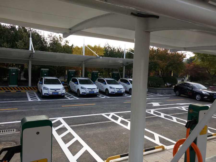 七字型的汽車停車棚，也是汽車蓬里，使用比較多的一款造型