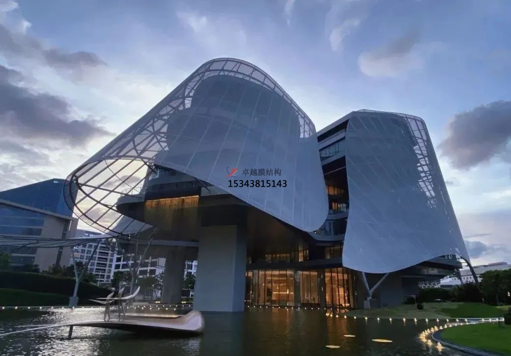 優(yōu)雅而懸浮，PTFE膜結(jié)構(gòu)外立面建筑